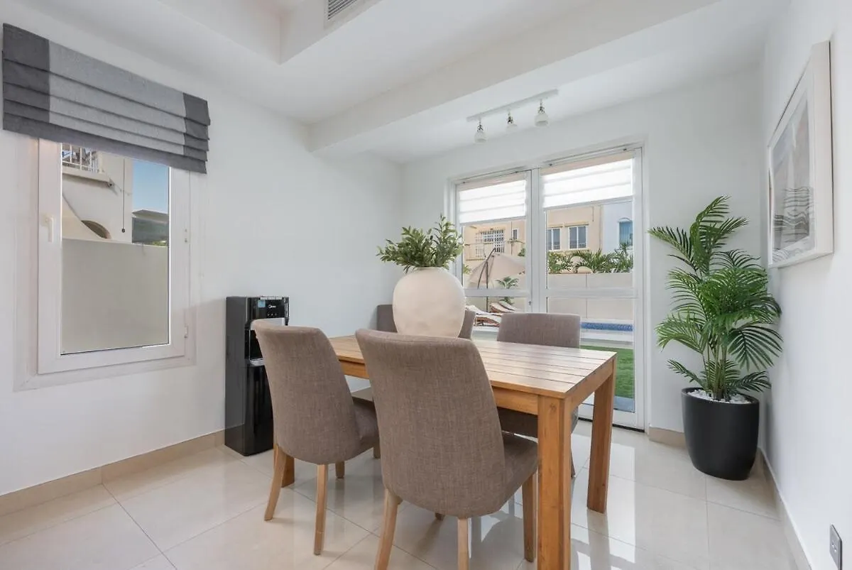 דובאי Luxurious 3-Bedroom Villa With Private Pool At Springs 10 0*,  איחוד האמירויות הערביות